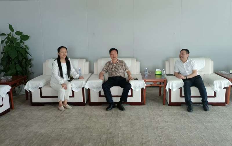 岳氏集團董事長岳平安、北京中郵鴻運董事副總黃貴斌拜訪中展航空