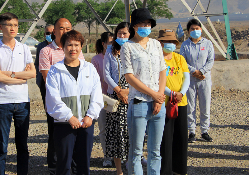 紅果子鎮(zhèn)黨委書(shū)記陳筠平、鎮(zhèn)人大主席韓玉蘭蒞臨興康恒潤(rùn)種植基地觀摩了解情況